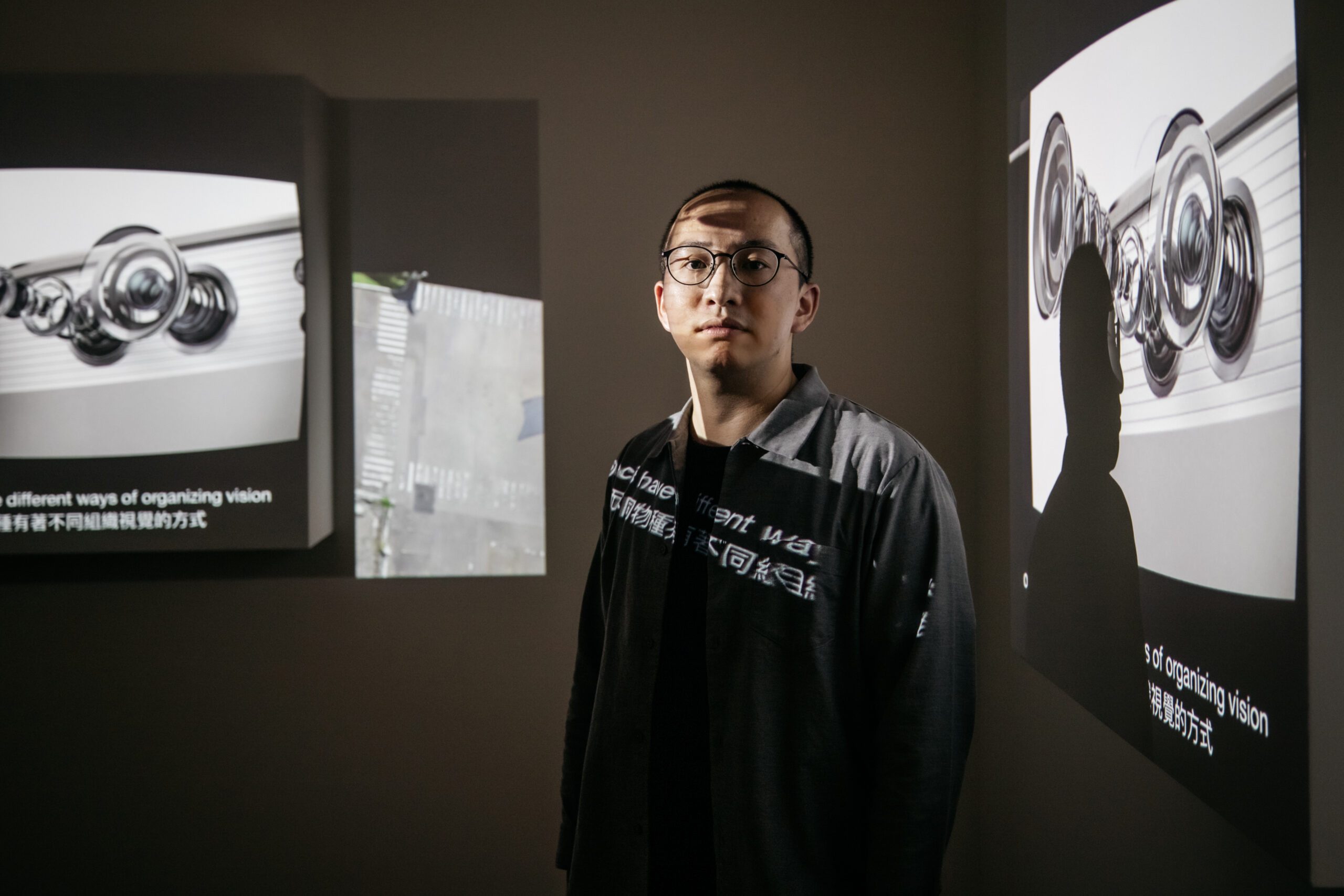 This is a bust of the artist whose body is covered by the image projected by the projector. 這是一位半身像的藝術家，身上被投影機投射出的畫面所覆蓋。